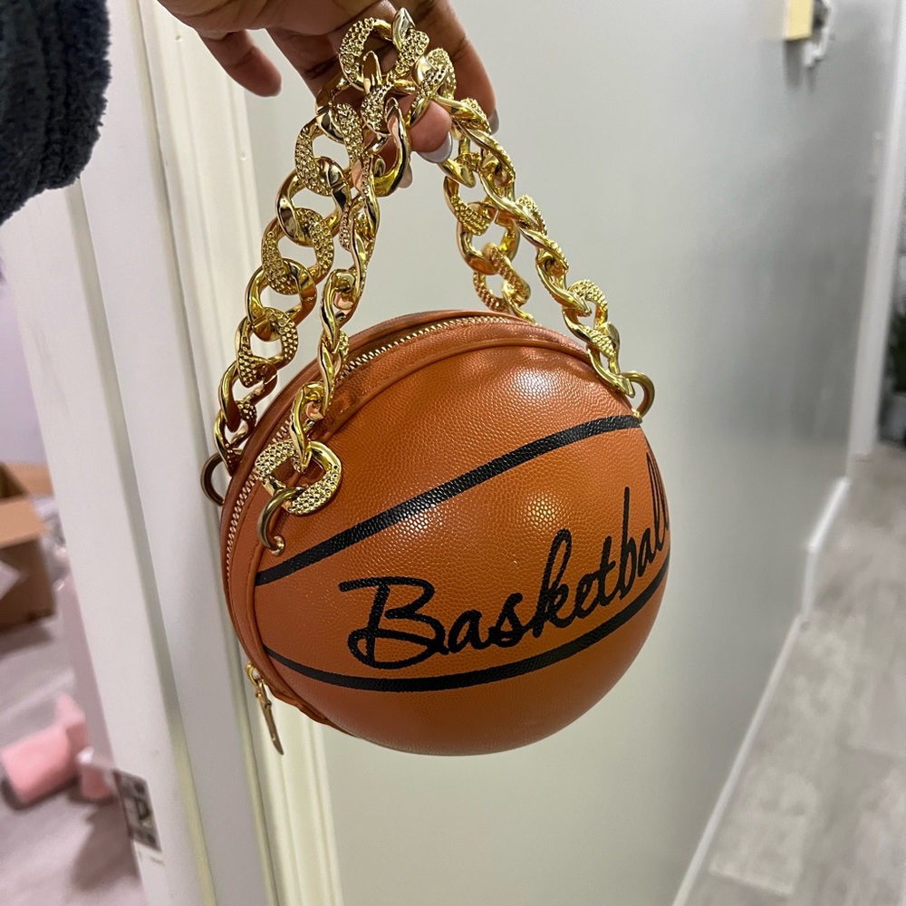 I’m selling this lovely basketball bag from shein